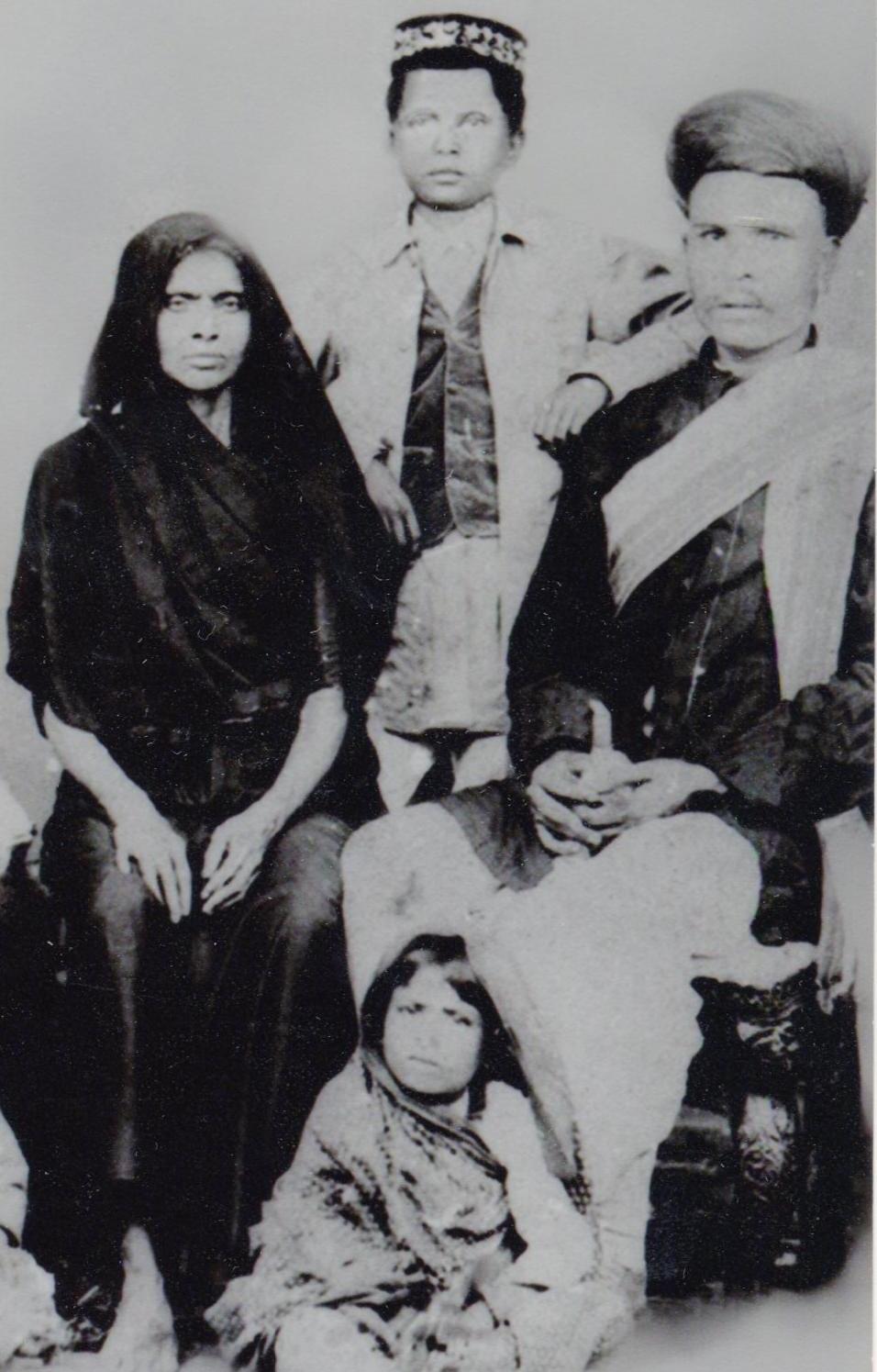 Manubhai's grandfather and Gandhiji's teacher Maneklal Shah with his wife Ganga Ba and son Mansukhlal